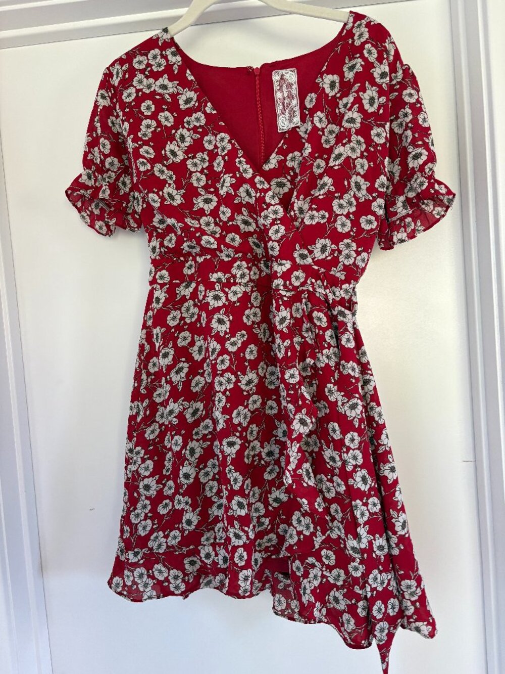 Sadie & Sage Red Floral Print Flutter Sleeve V-Neck Mini Dress, Small